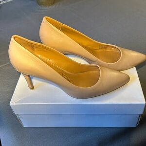 Calvin Klein Kamara Nappa Leather Pumps
8.5 
Desert Sand